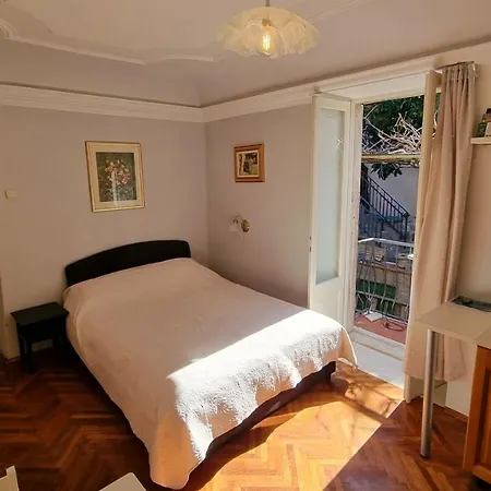 Old Town Garden Apartman *