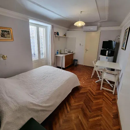 Old Town Garden Apartment *