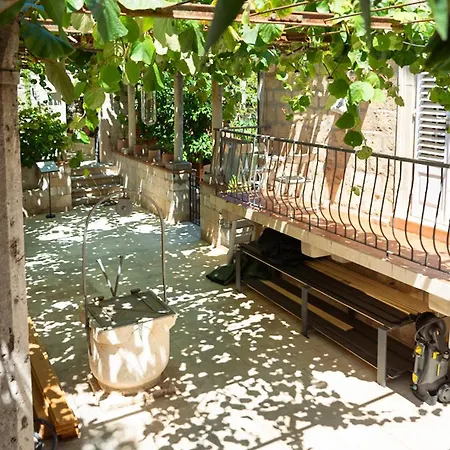 Old Town Garden Apartment